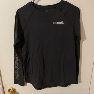 Womens Under armour loose long sleeve top- black. New with tags